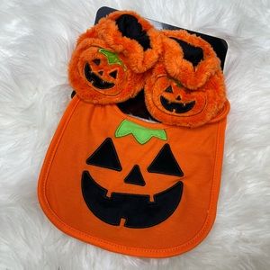 🧡🎃 Baby Bib and Booties Set 🎃🧡